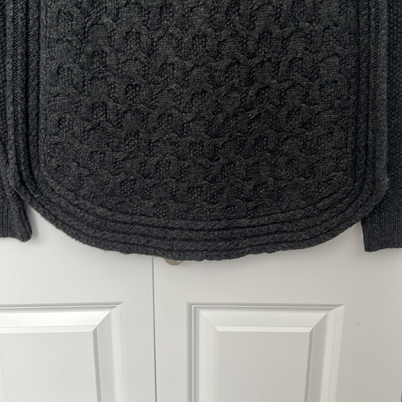 Grey knit Pullover Sweater. Size Large. - Picture 2 of 7